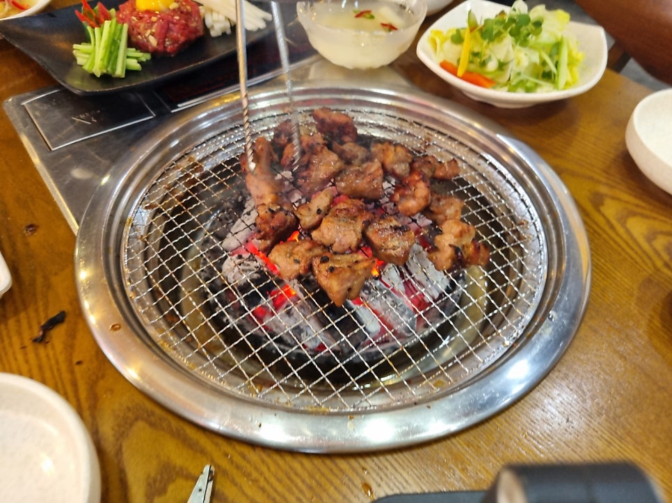 원조명품진갈비의 노릇하게 익어가는 참숯 수제갈비