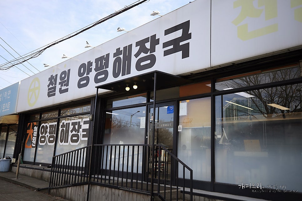 정교한 양잔디 디보트와 매끈한 그린 컨디션