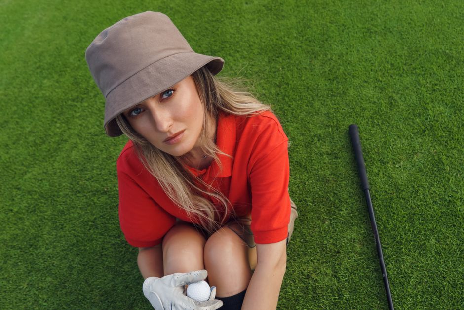 On the Course — 버킷햇부터 바이저까지: 내 얼굴형과 룩의 무드를 결정짓는 골프 모자 선택학
