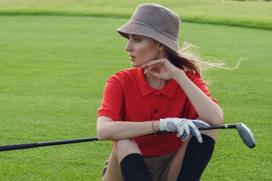 On the Course — 모자가 스윙을 완성할 때: 무드를 바꾸는 헤어&헤드웨어 매칭법