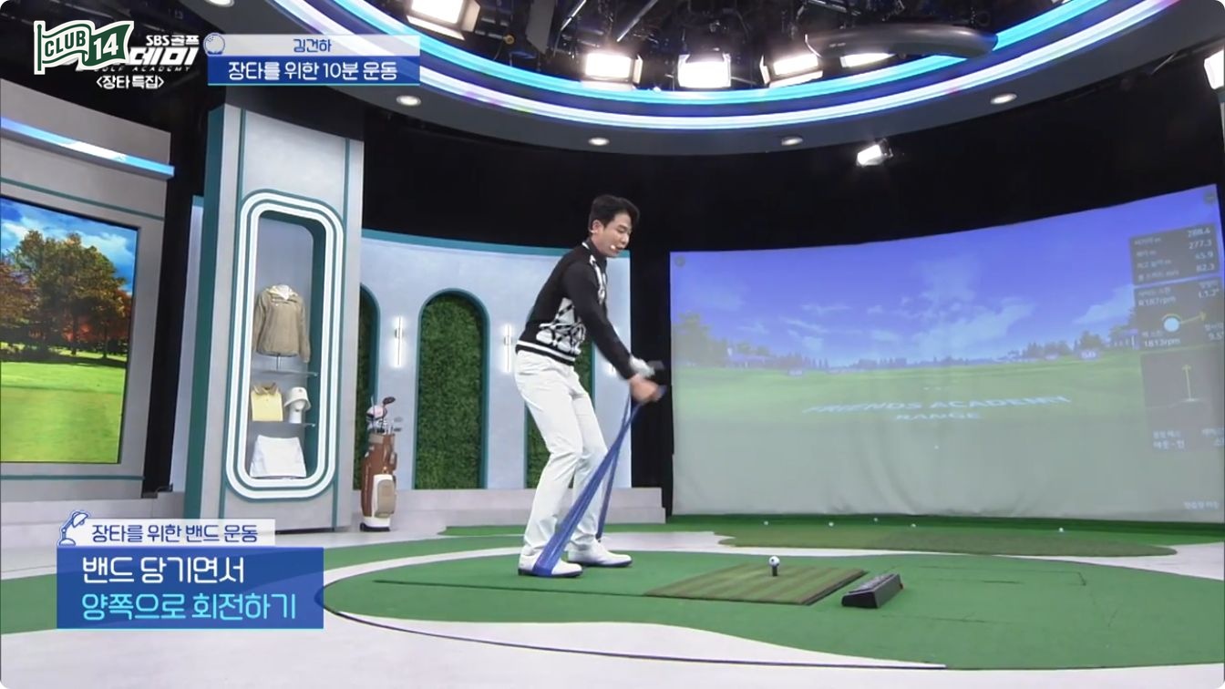 저항밴드를 밟고 엄지손가락을 위로 잡은 채 팔과 몸의 분리를 연습하는 모습