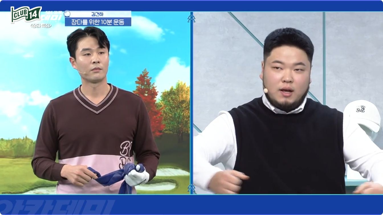 밴드를 양옆으로 잡고 회전을 멈추며 상복근을 스트레칭하는 모습