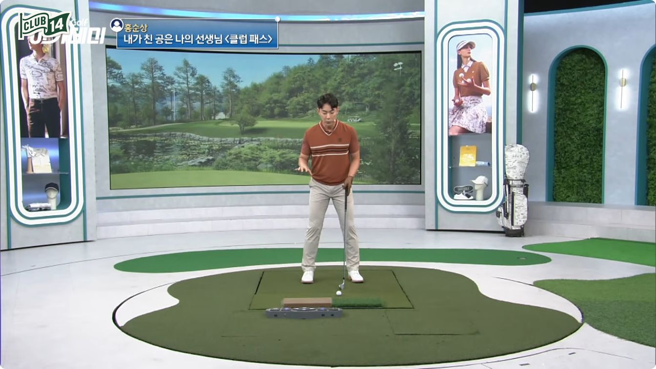 의자에 앉아 팔을 교차하고 골반을 앞뒤로 움직이는 연습