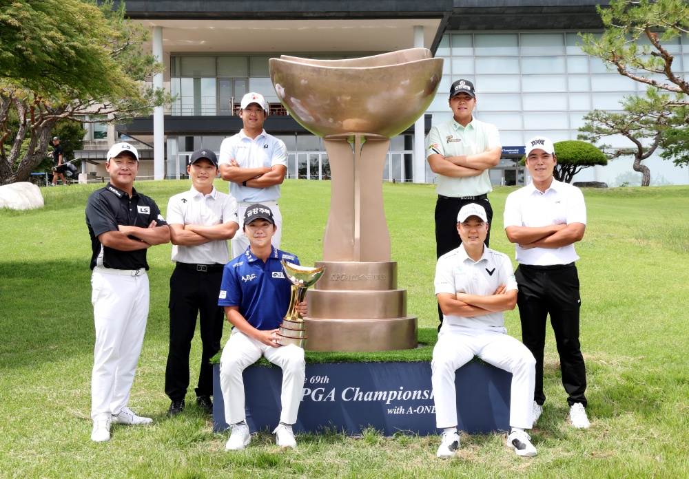 [제69회 KPGA 선수권대회 with A-ONE CC] 공식 포토콜 위해 한자리에 모인 'KPGA 선수권대회' 챔피언들·'제네시스 대상' 수상자들